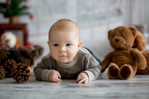 Retrato Natal Menino Recém Nascido Bonito Vestido Com Roupas Natal — Fotografia de Stock