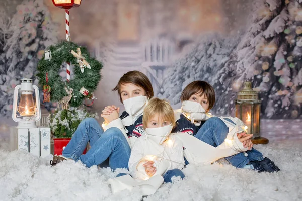 Crianças Sentadas Neve Envoltas Papel Higiênico Cordas Leves Natal Olhando — Fotografia de Stock