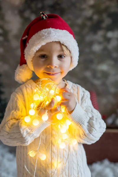 Krásný Batole Chlapec Drží Vánoční Šňůrku Dívá Kameru Zavřít Vánoční — Stock fotografie