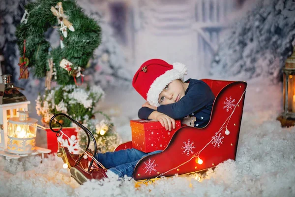 Sevimli Küçük Sarışın Çocuk Oğlum Kızakla Dışarıda Oturuyor Karlı Kış — Stok fotoğraf