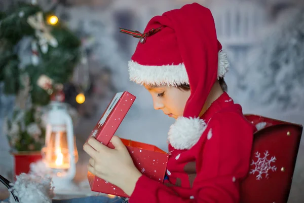 Lindo Niño Niño Escuela Regalo Apertura Para Navidad Decoración Alrededor —  Fotos de Stock