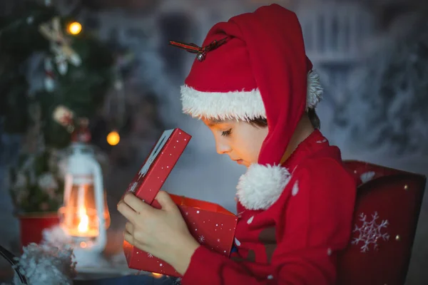 Söta Barn Skolpojke Öppningspresent För Jul Dekoration Runt Honom Utomhus — Stockfoto