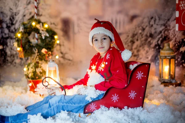 Nettes Kind Schuljunge Eröffnungsgeschenk Für Weihnachten Dekoration Ihn Herum Außenschuss — Stockfoto