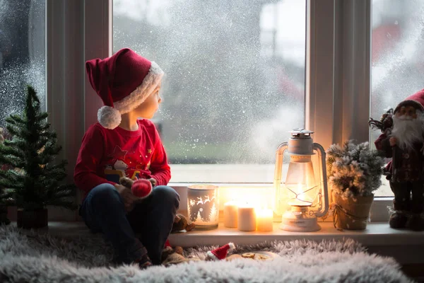 Vackert Barn Pojke Väntar Fönstret Julafton Letar Efter Jultomten Nyfiket — Stockfoto