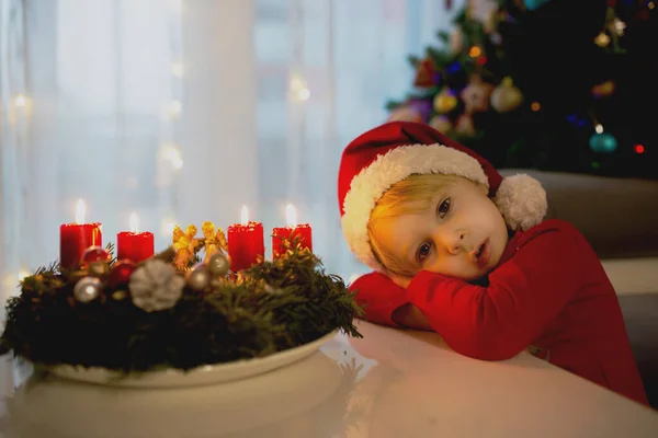 Hermoso Niño Pequeño Muchacho Esperando Ventana Víspera Navidad Busca Santa —  Fotos de Stock