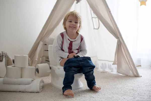 Niedliches Kleinkind Junge Sitzt Auf Einem Baby Toilettentöpfchen Spielt Mit — Stockfoto