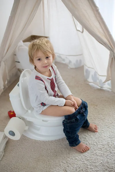 Niedliches Kleinkind Junge Sitzt Auf Einem Baby Toilettentöpfchen Spielt Mit — Stockfoto