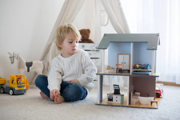 Enfant Tout Petit Mignon Jouant Avec Des Jouets Maison Dans — Photo