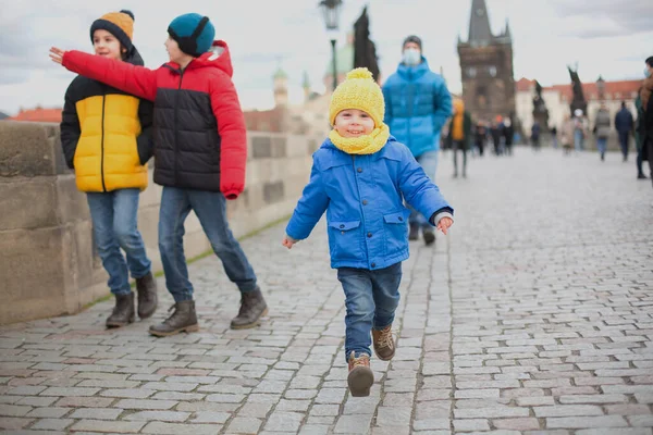Симпатичный Ребенок Мальчик Семьей Гуляющий Праге Зимой Карловом Мосту — стоковое фото