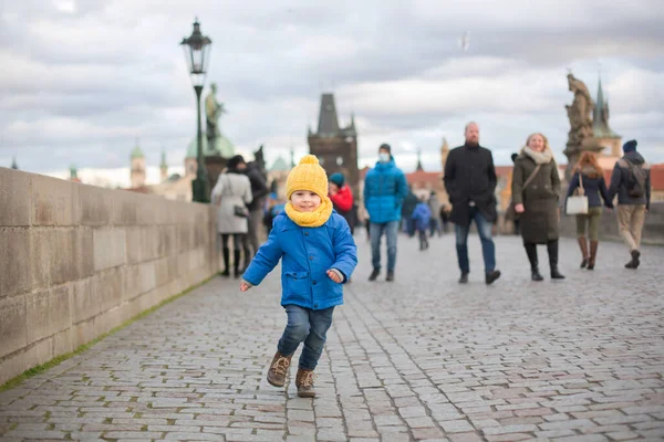 Cute Child Boy Family Having Walk Prague Charles Bridge Wintertime — Stock Photo, Image