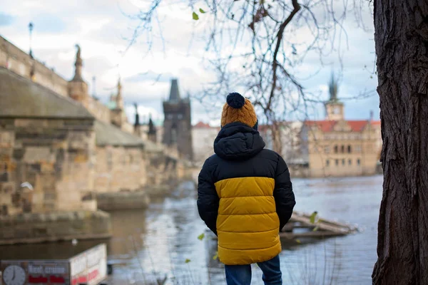 Tatlı Çocuk Vltava Nehrinin Kıyısında Duran Soğuk Bir Kış Gününde — Stok fotoğraf