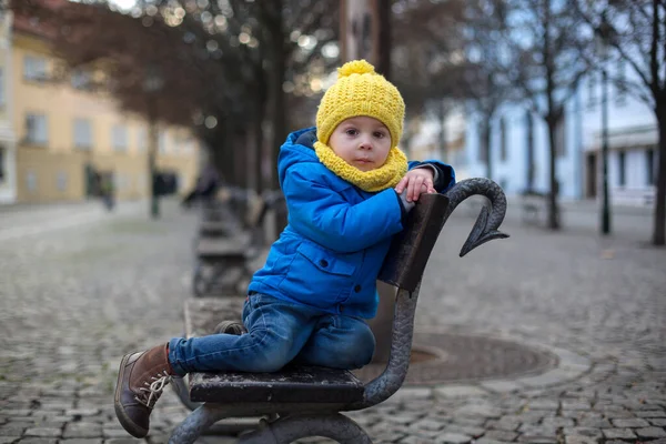 Prag Göbeğinde Bir Bankta Oturan Tatlı Çocuk Küçük Çocuk Kış — Stok fotoğraf