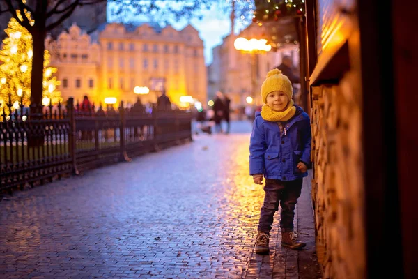 Prag Noel Noel Işıkları Meydanda Süslemeler — Stok fotoğraf