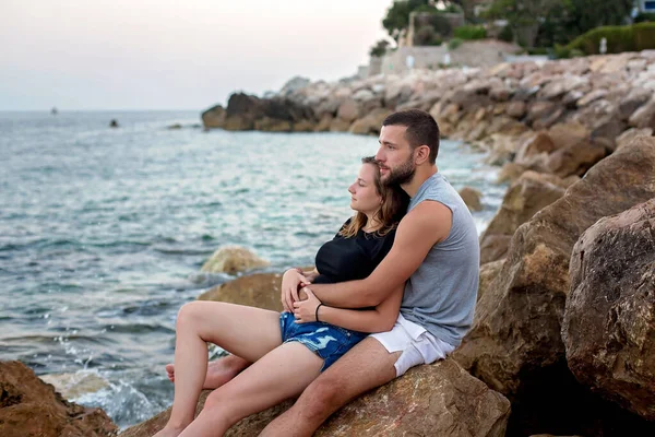 Jovem Casal Feliz Amor Abraçando Beijando Praia Verão — Fotografia de Stock