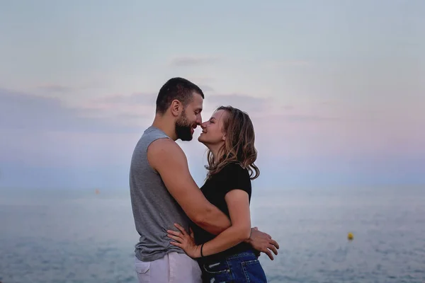 Happy Young Couple Love Hugging Kissing Beach Summertimes — Stock Photo, Image