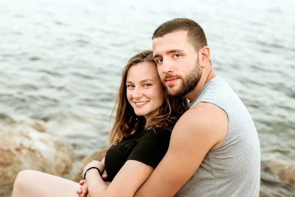 Happy Young Couple Love Hugging Kissing Beach Summertimes — Stock Photo, Image