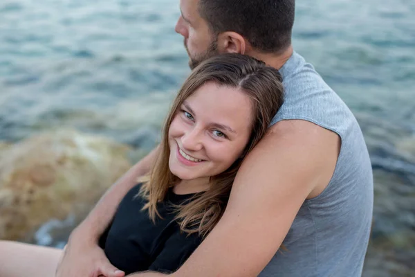 Happy Young Couple Love Hugging Kissing Beach Summertimes — Stock Photo, Image