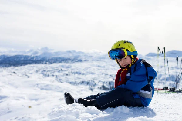 Leuke Kleine Jongen Skiën Gelukkig Oostenrijks Skigebied Bergen Wintertijd — Stockfoto