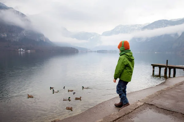 Niño Pie Extremo Del Lago Mirando Agua Tiempo Invierno —  Fotos de Stock