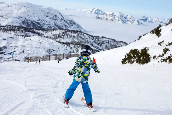Ragazzino Carino Sciare Felicemente Nella Località Sciistica Austriaca Montagna Inverno — Foto Stock