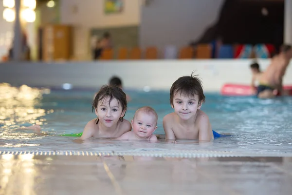 Трое Маленьких Детей Милый Мальчик Два Старших Брата Счастливо Плавающие — стоковое фото
