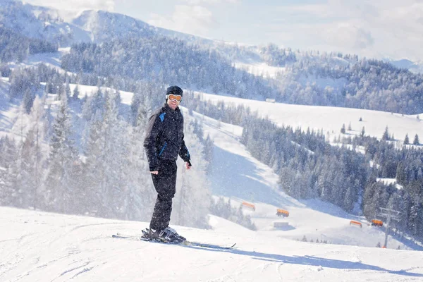 Giovane Sciatore Sciare Una Località Montana Austriaca Inverno — Foto Stock