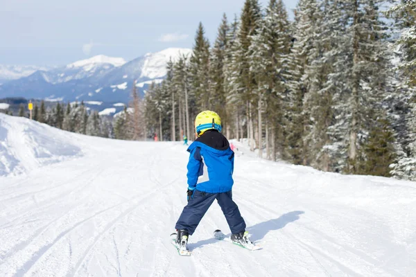Lindo Niño Esquiar Feliz Estación Esquí Austriaca Las Montañas Invierno —  Fotos de Stock
