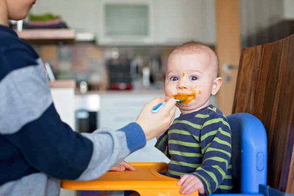 Lindo Niño Preescolar Alimentando Hermano Pequeño Con Puré Verduras Bebé —  Fotos de Stock