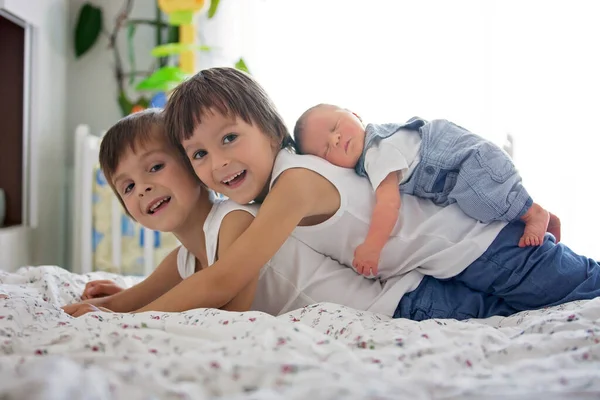 Twee Kinderen Peuter Zijn Grote Broer Knuffelen Zoenen Hun Pasgeboren — Stockfoto