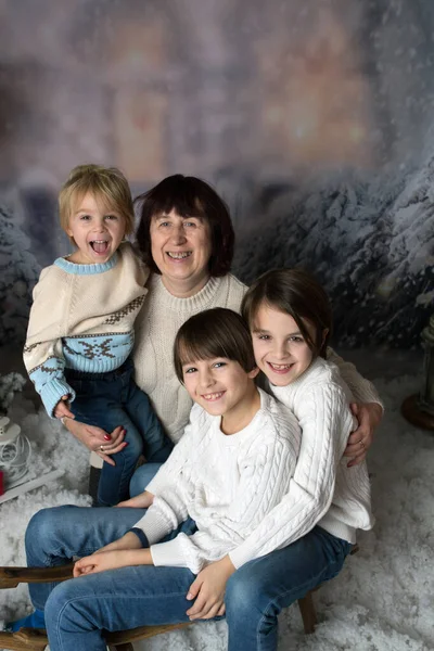 Büyükannem Torunum Çocuklar Karda Noel Portresi Çektirmek Stüdyoda Kızakla Fotoğraf — Stok fotoğraf