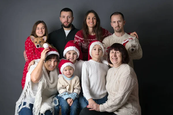 拡大家族クリスマスの肖像画 3世代の家族 祖父母 — ストック写真