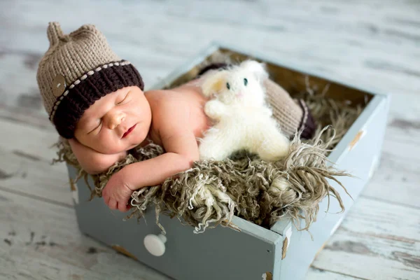 Новорожденный Мальчик Счастливо Спит Корзине — стоковое фото