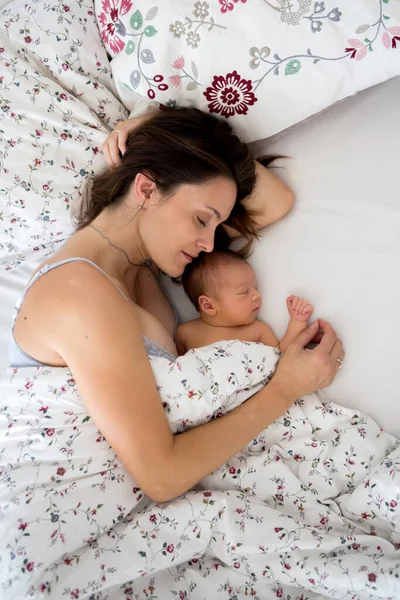 Joven Madre Acostada Cama Con Bebé Recién Nacido Sosteniéndolo Sus —  Fotos de Stock