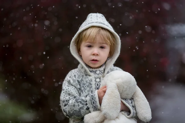 Piękny Blond Maluch Dziecko Chłopiec Ręcznie Robione Sweter Dzianiny Zabawy — Zdjęcie stockowe