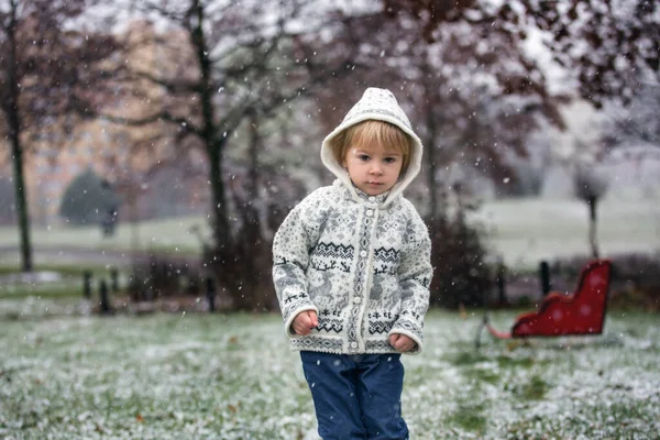 Vackert Blont Barn Pojke Med Handgjord Stickad Tröja Som Leker — Stockfoto