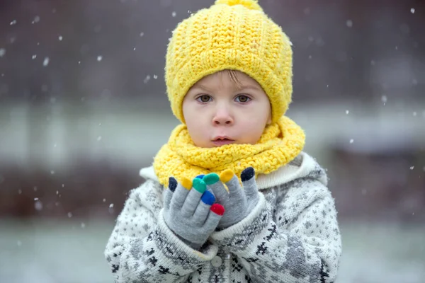 Vackert Blont Barn Pojke Med Handgjord Stickad Tröja Som Leker — Stockfoto