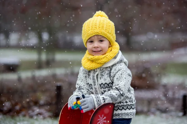 Mooi Blond Peuter Kind Jongen Met Handgemaakte Gebreide Trui Spelen — Stockfoto