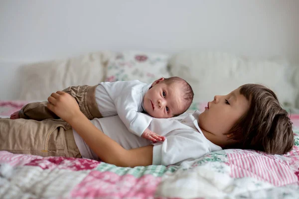 Dulce Niño Preescolar Abrazándose Con Ternura Cuidando Pequeño Hermano Recién — Foto de Stock