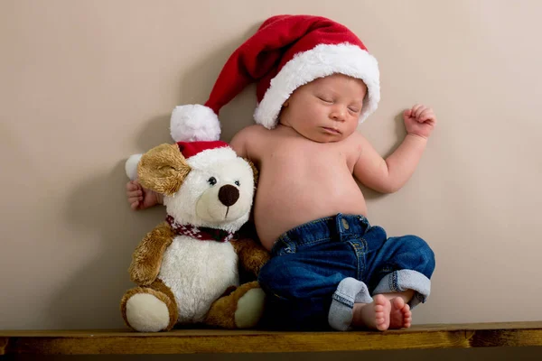 Niño Recién Nacido Con Sombrero Navidad Vaqueros Durmiendo Estante Junto — Foto de Stock