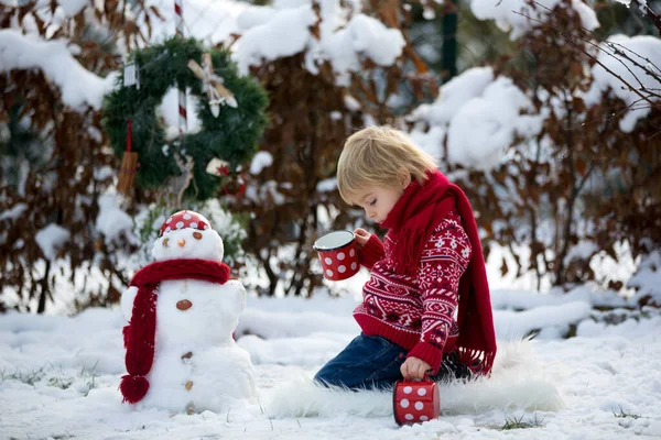 Süßes Blondes Kleinkind Junge Spielt Garten Mit Schnee Macht Schneemann — Stockfoto