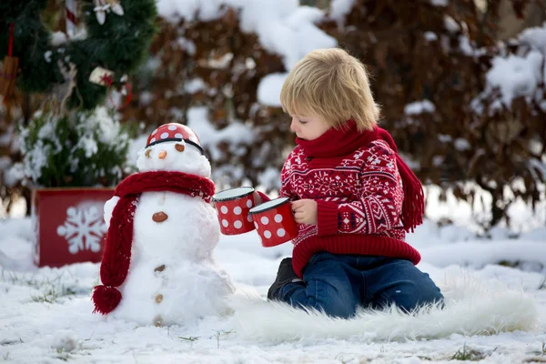 Süßes Blondes Kleinkind Junge Spielt Garten Mit Schnee Macht Schneemann — Stockfoto