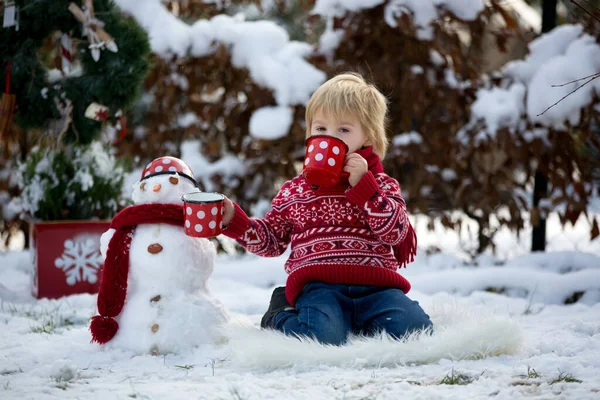 Süßes Blondes Kleinkind Junge Spielt Garten Mit Schnee Macht Schneemann — Stockfoto