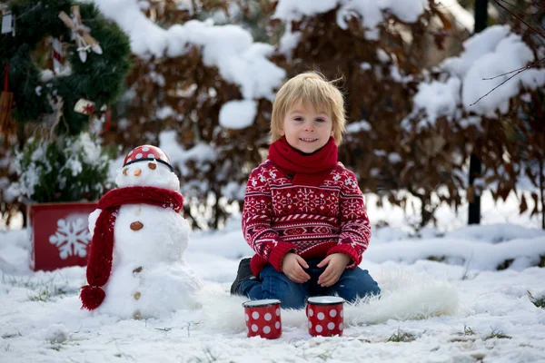 Słodki Blond Maluch Dziecko Chłopiec Zabawy Ogrodzie Śniegiem Bałwan Szczęśliwy — Zdjęcie stockowe