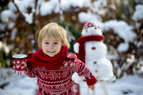 Tatlı Sarışın Çocuk Oğlum Bahçede Karla Oynuyor Kardan Adam Yapıyor — Stok fotoğraf