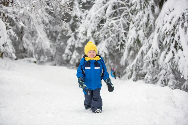 Doce Criança Feliz Brincando Neve Profunda Floresta — Fotografia de Stock