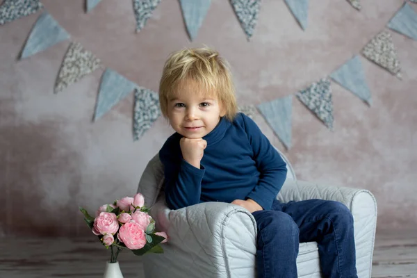 Lindo Niño Rubio Niño Sentado Sillón Bebé Leyendo Libro Sosteniendo — Foto de Stock