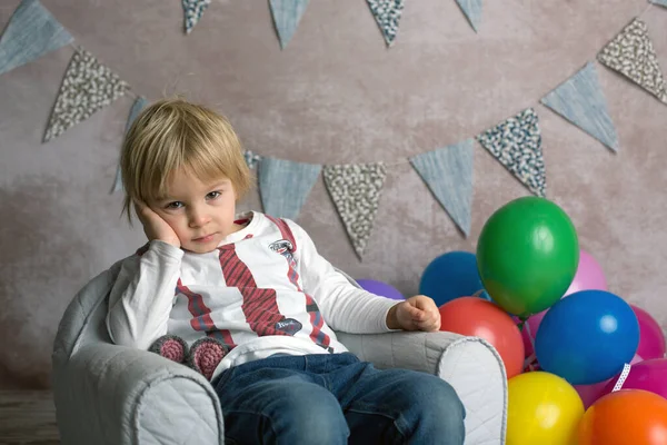 Söt Blond Småbarn Pojke Sitter Liten Baby Fåtölj Leka Med — Stockfoto