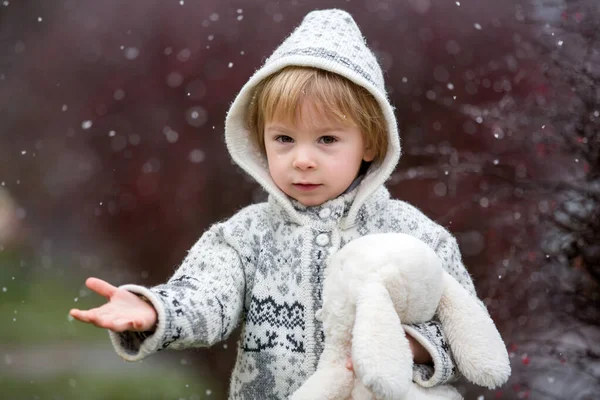 Hermoso Niño Rubio Niño Con Suéter Punto Hecho Mano Jugando — Foto de Stock