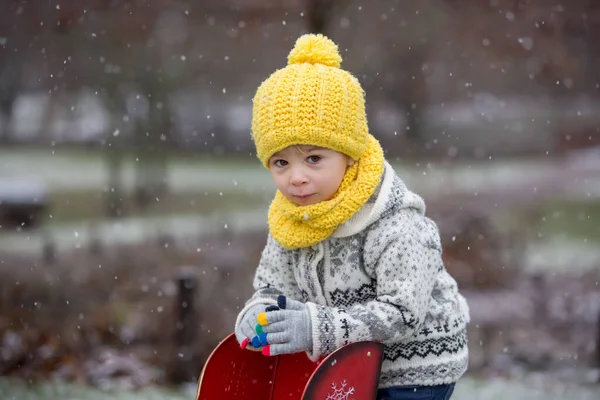 Mooi Blond Peuter Kind Jongen Met Handgemaakte Gebreide Trui Spelen — Stockfoto