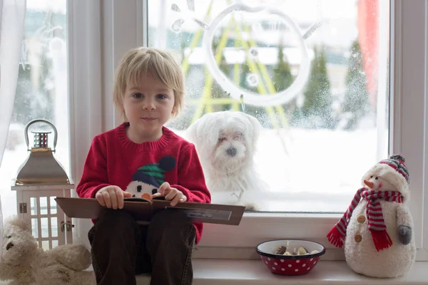 Niño Rubio Lindo Sentado Ventana Mirando Nieve Que Cae Afuera —  Fotos de Stock